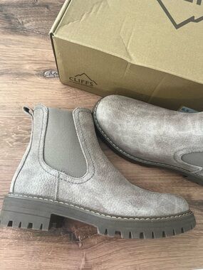 Cliffs by White Mountain Mastery Women's Chelsea Booties